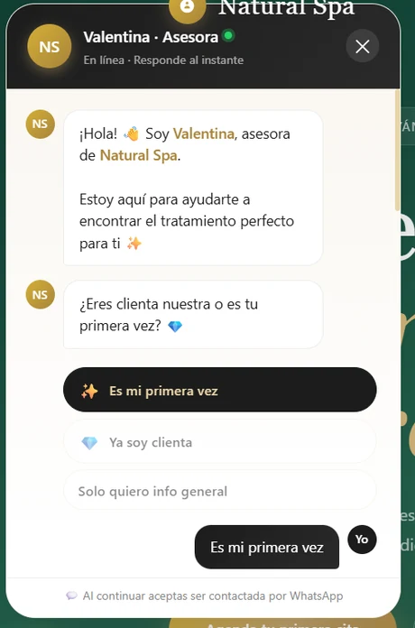 El asistente saluda a la clienta y pregunta si es su primera vez
